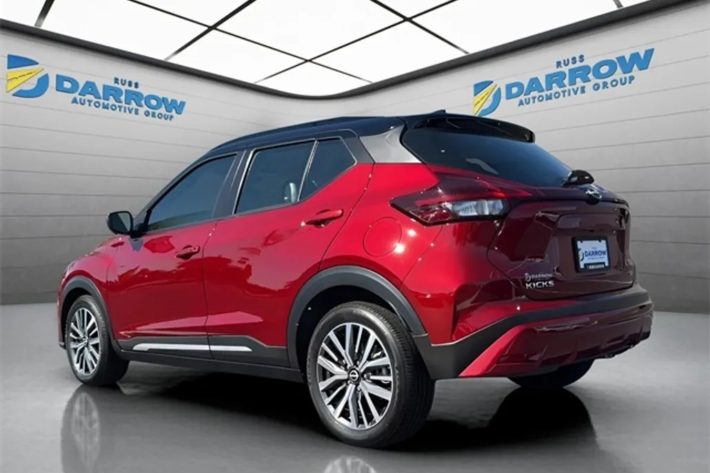 2023 Nissan Kicks SR photo 1