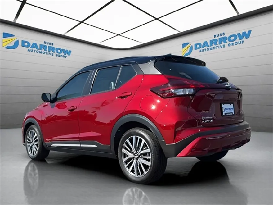 2023 Nissan Kicks SR photo 1