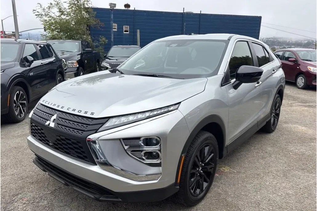 2025 Mitsubishi Eclipse Cross LE photo 1