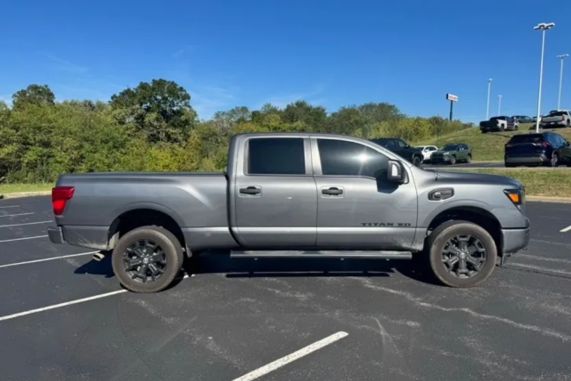 2018 Nissan Titan SV photo 1
