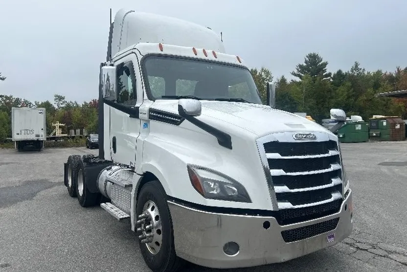 2020 Freightliner Cascadia 126" Day cab photo 1