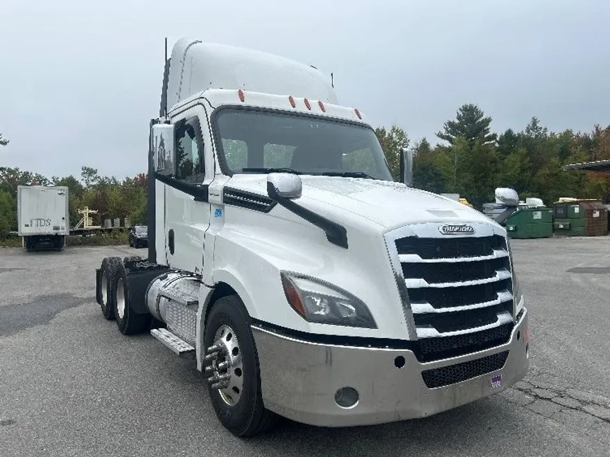 2020 Freightliner Cascadia 126" Day cab photo 1