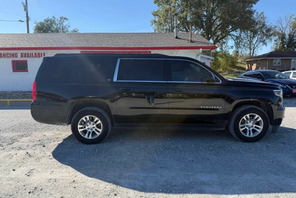 2018 Chevrolet Suburban LT photo 1