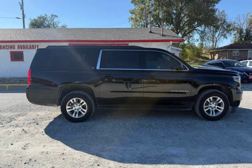 2018 Chevrolet Suburban LT photo 1