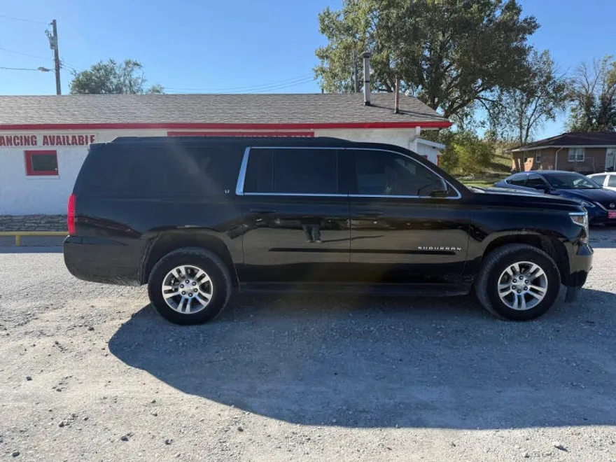 2018 Chevrolet Suburban LT photo 1