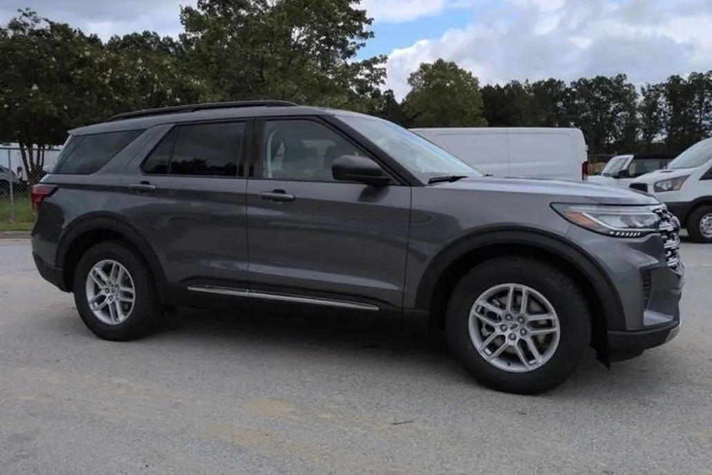 2025 Ford Explorer photo 1