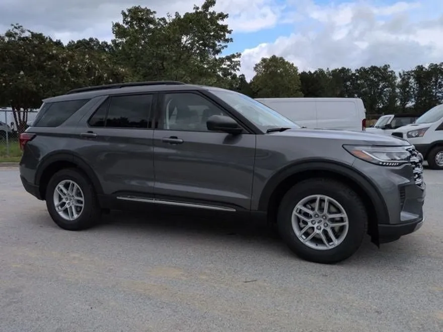 2025 Ford Explorer photo 1
