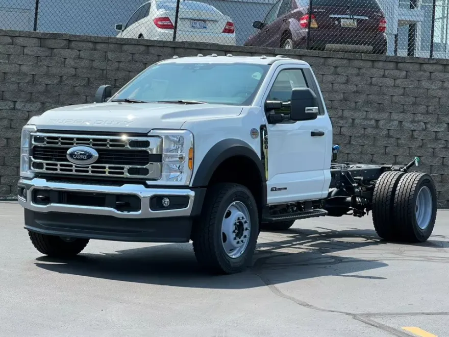 2025 Ford F-600 photo 1
