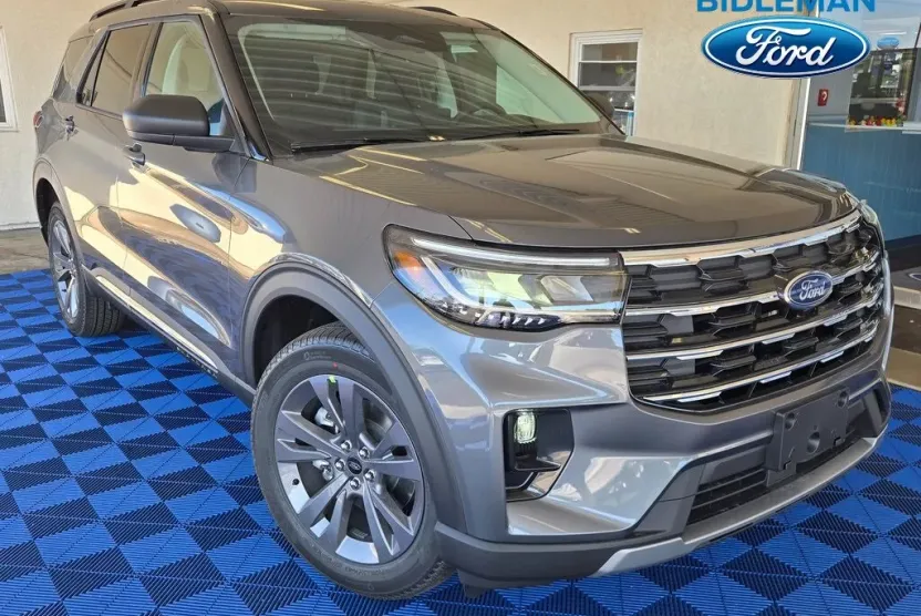 2025 Ford Explorer photo 1