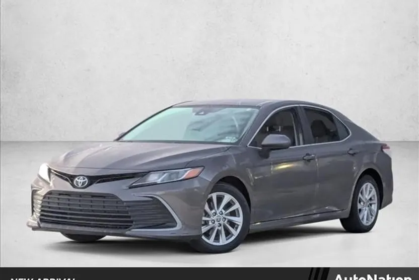 2023 Toyota Camry LE photo 1