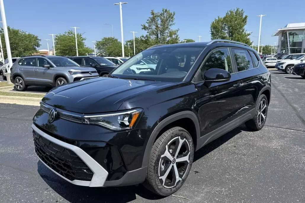 2025 Volkswagen Taos SEL photo 1