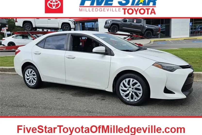 2017 Toyota Corolla LE photo 1