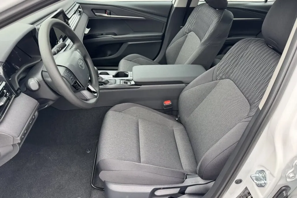 2025 Toyota Camry LE photo 1