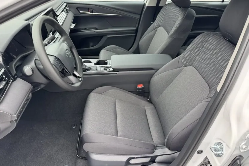 2025 Toyota Camry LE photo 1