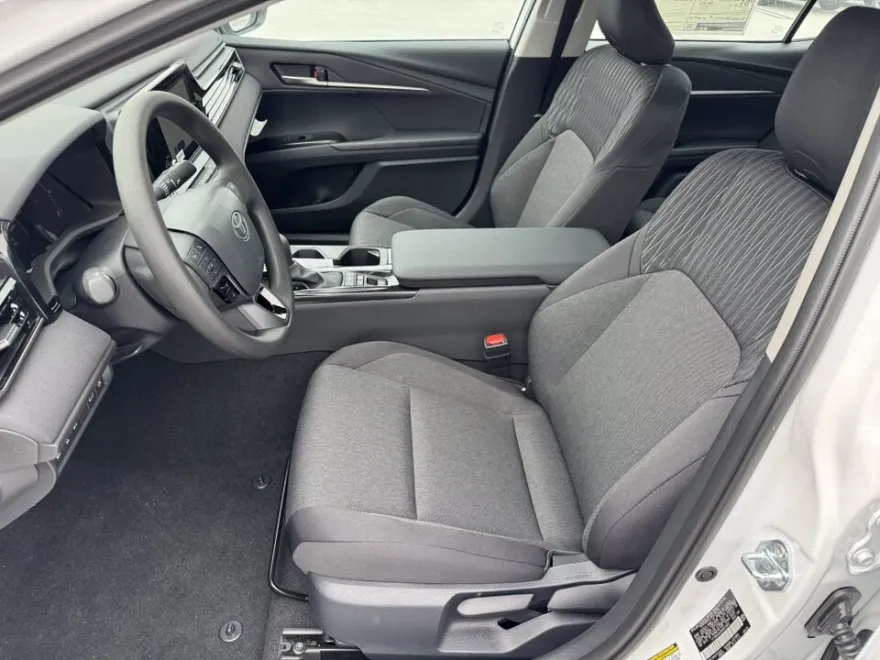 2025 Toyota Camry LE photo 1