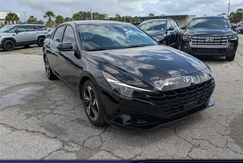 2023 Hyundai Elantra SEL photo 1