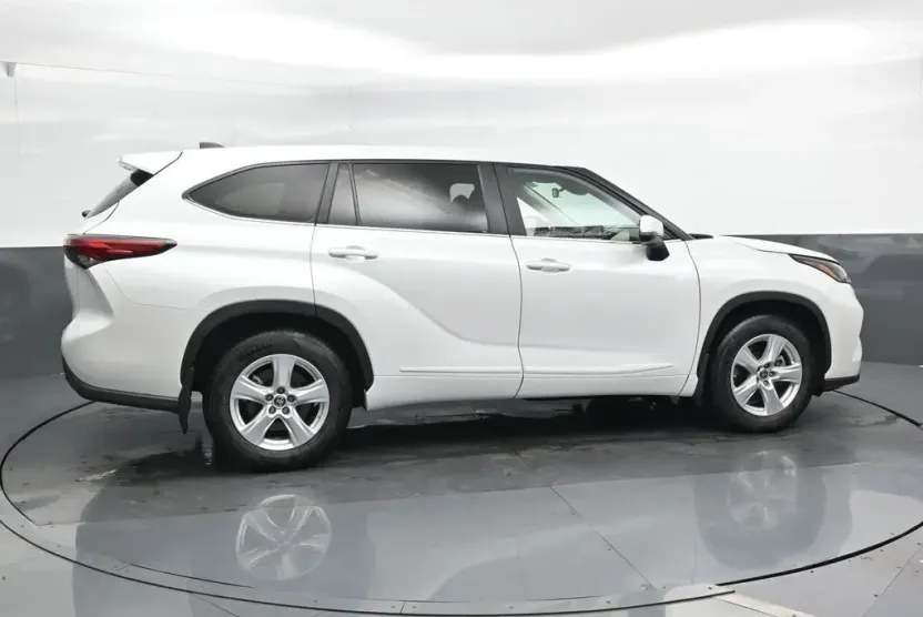2023 Toyota Highlander LE photo 1