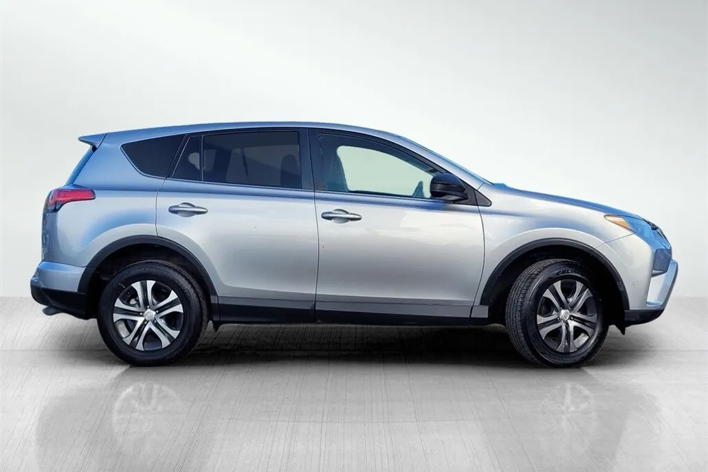 2018 Toyota RAV4 LE photo 1