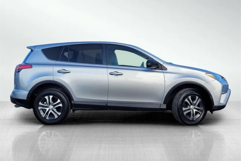 2018 Toyota RAV4 LE photo 1