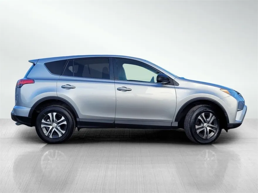 2018 Toyota RAV4 LE photo 1