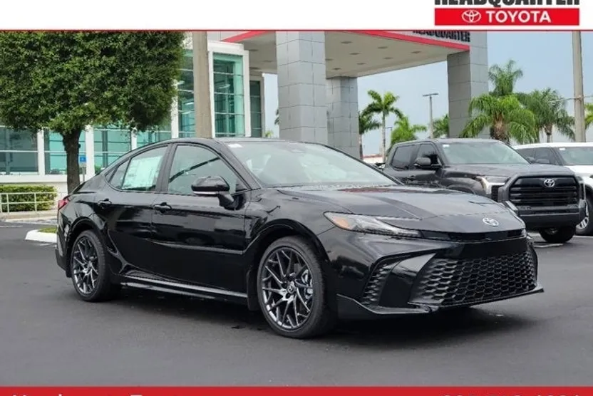 2025 Toyota Camry SE photo 1
