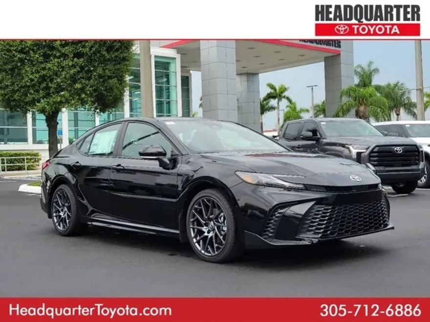 2025 Toyota Camry SE photo 1