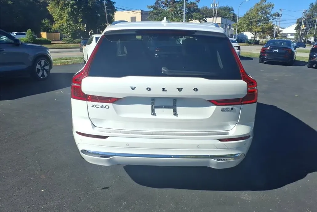 2023 Volvo XC60 B5 Plus photo 1