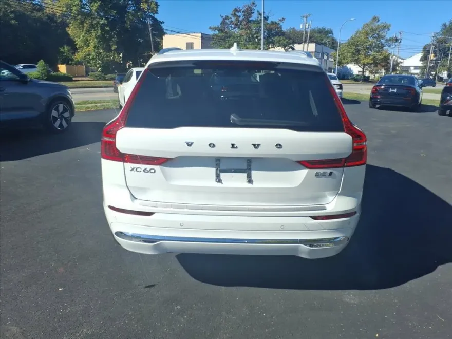 2023 Volvo XC60 B5 Plus photo 1
