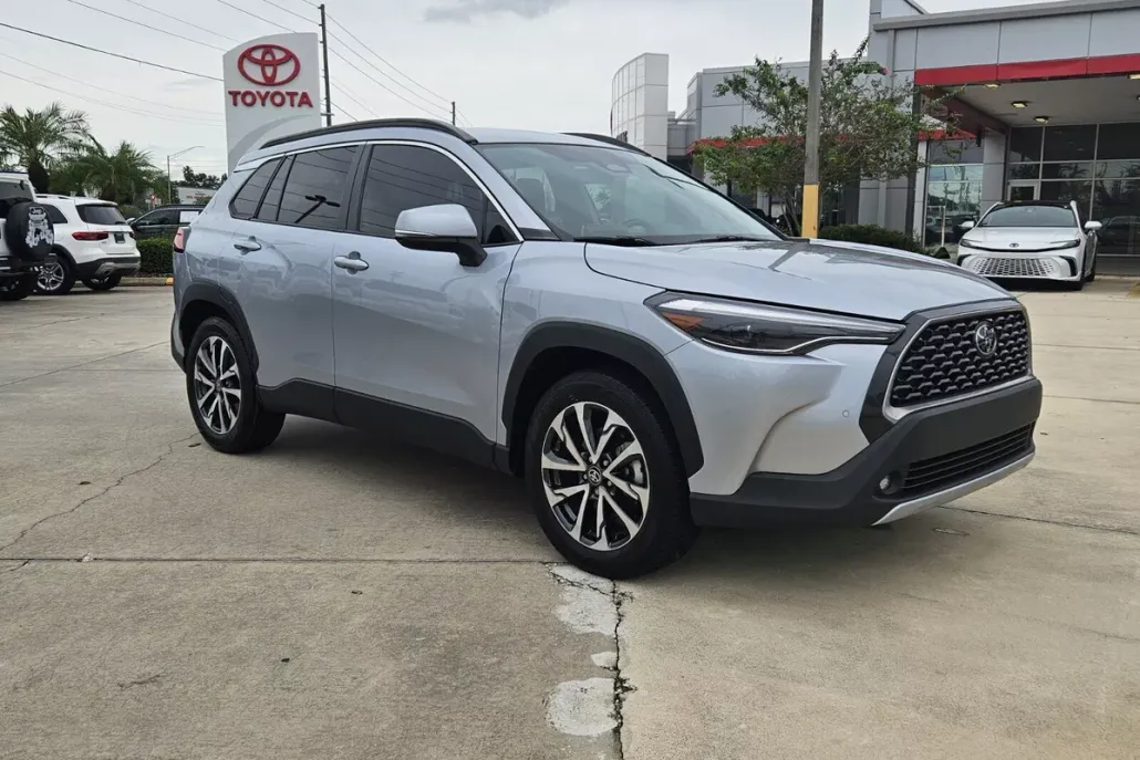 2023 Toyota Corolla Cross XLE photo 1