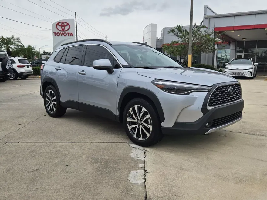 2023 Toyota Corolla Cross XLE photo 1