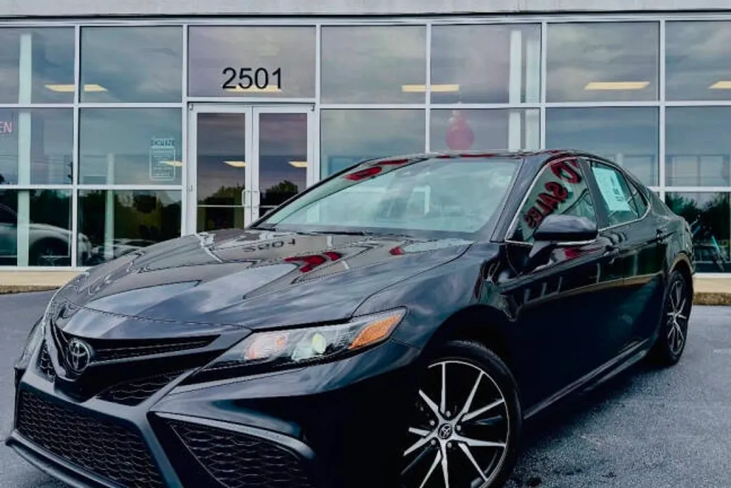 2023 Toyota Camry SE photo 1