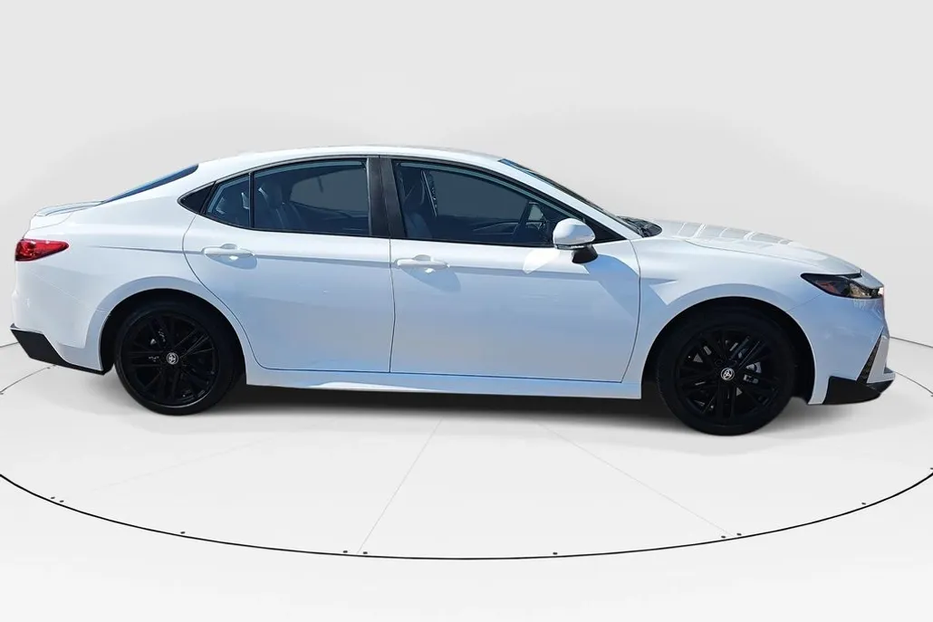 2025 Toyota Camry SE photo 1