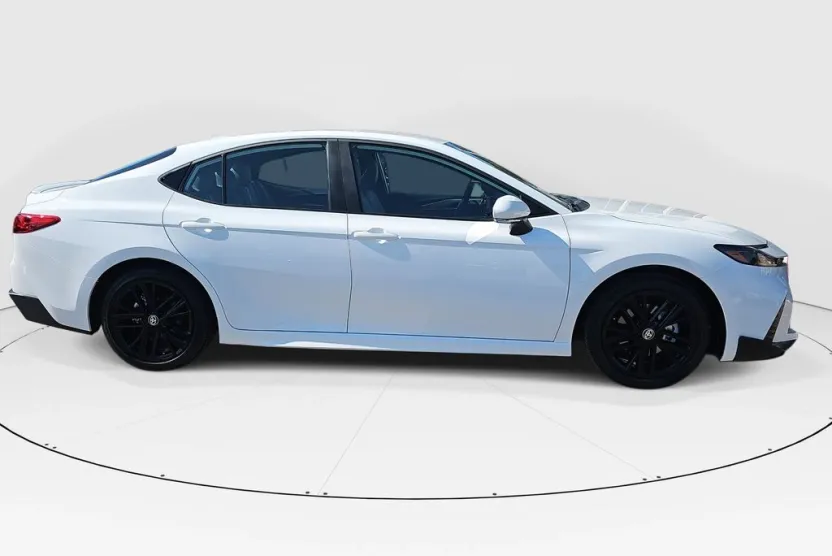 2025 Toyota Camry SE photo 1