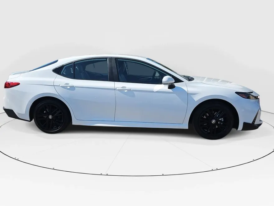 2025 Toyota Camry SE photo 1