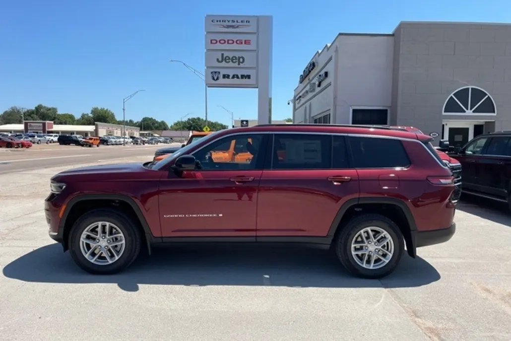 2025 Jeep Grand Cherokee Laredo photo 1