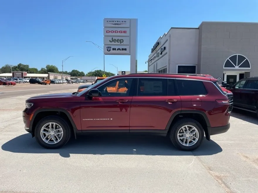 2025 Jeep Grand Cherokee Laredo photo 1