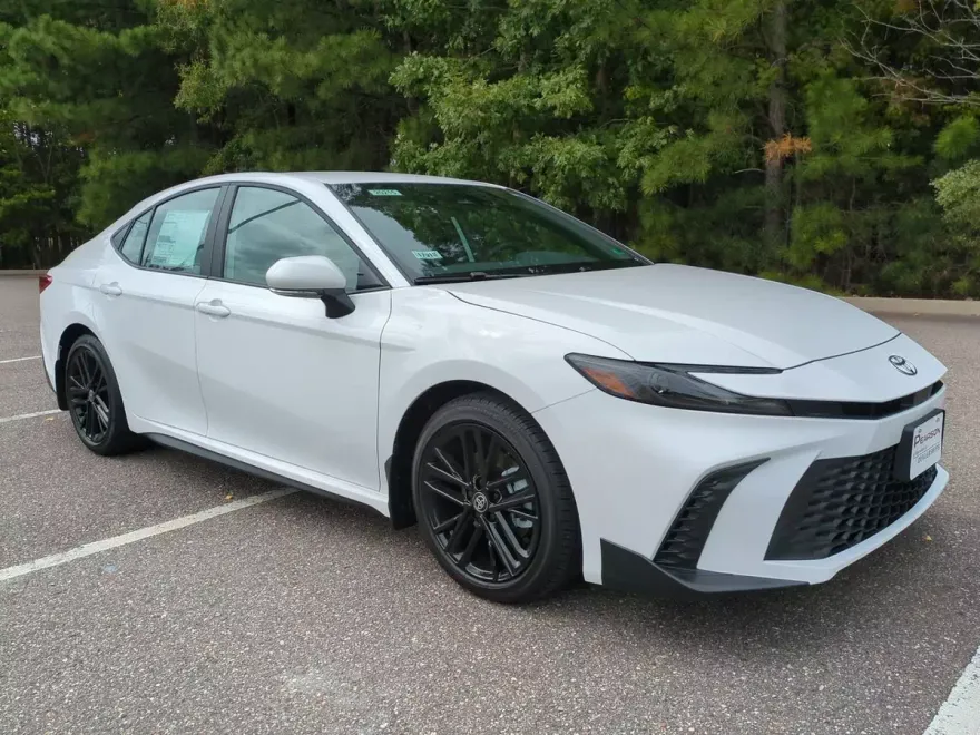 2026 Toyota Camry SE photo 1