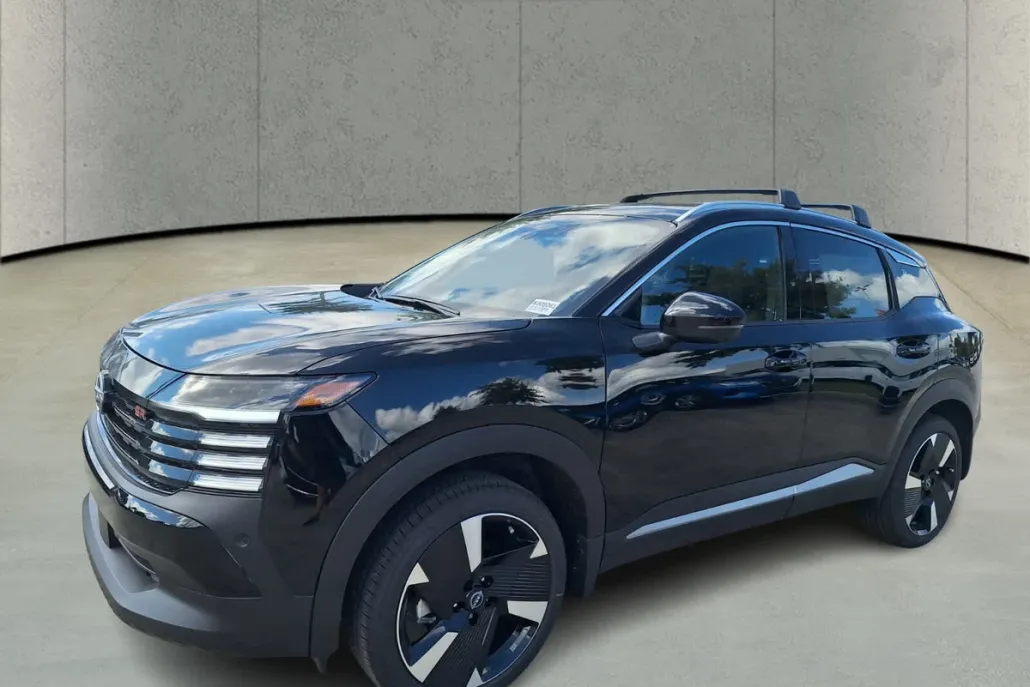 2026 Nissan Kicks SR photo 1