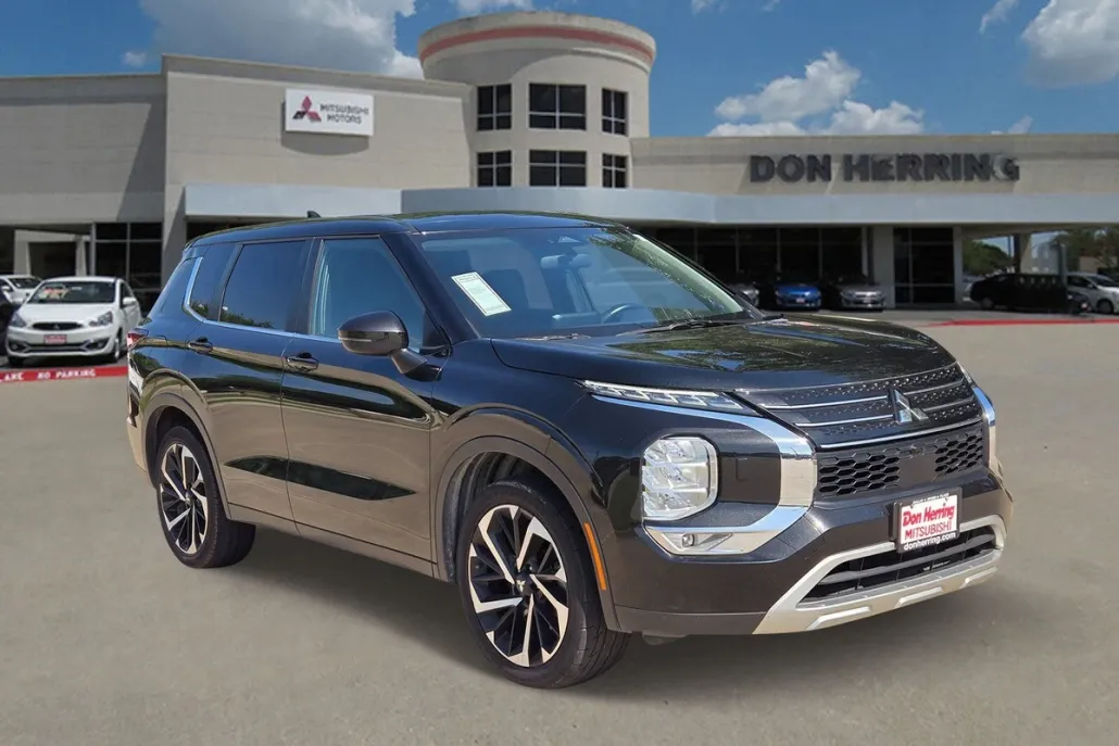 2023 Mitsubishi Outlander SE photo 1