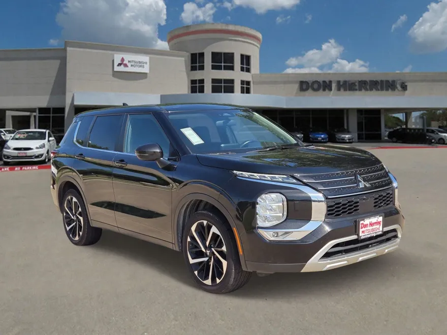 2023 Mitsubishi Outlander SE photo 1