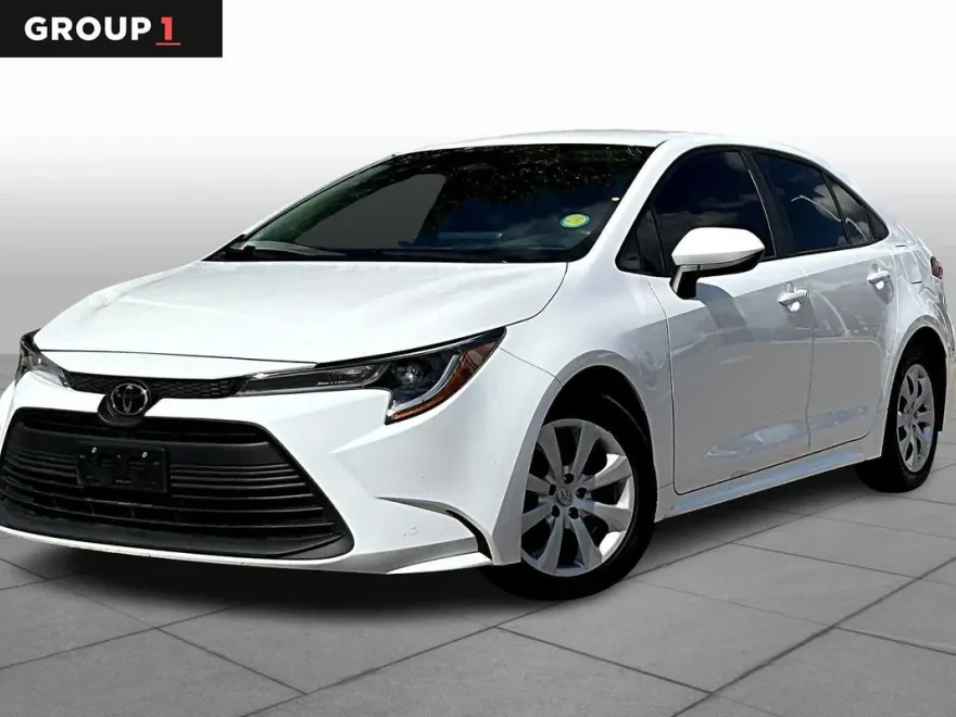 2024 Toyota Corolla LE photo 1