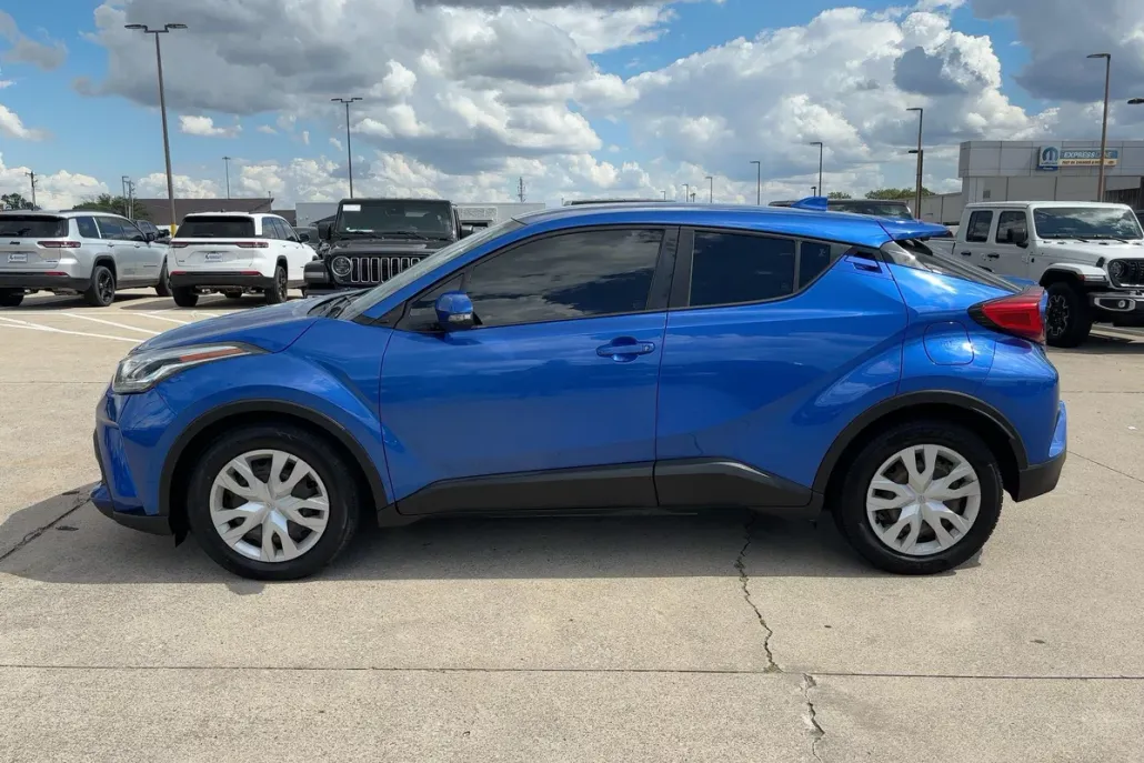 2020 Toyota C-HR LE photo 1