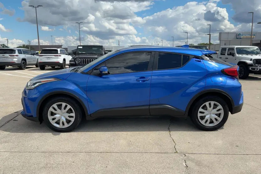 2020 Toyota C-HR LE photo 1