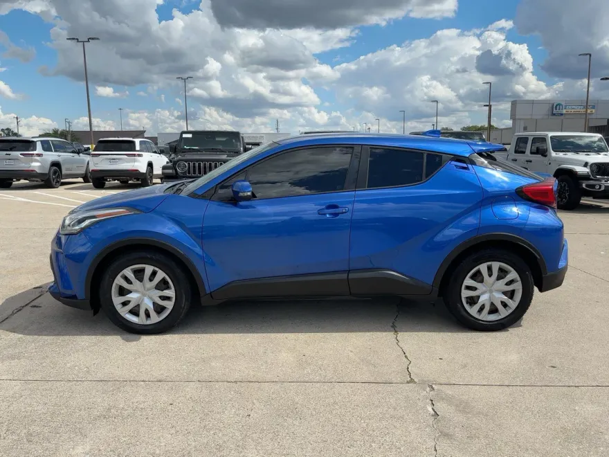 2020 Toyota C-HR LE photo 1