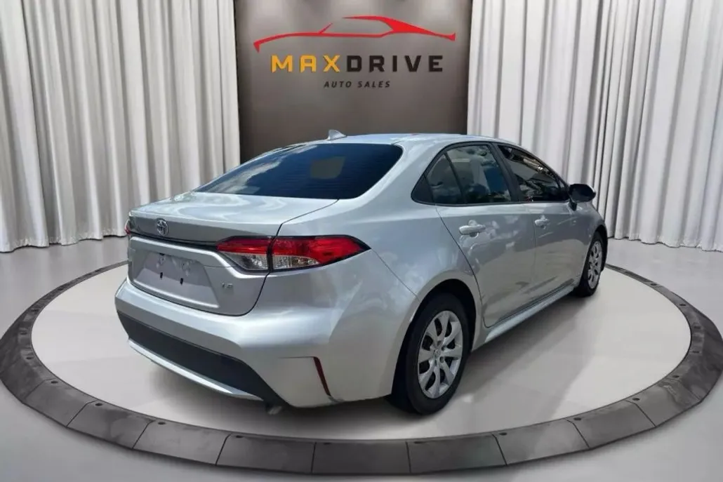 2020 Toyota Corolla LE photo 1