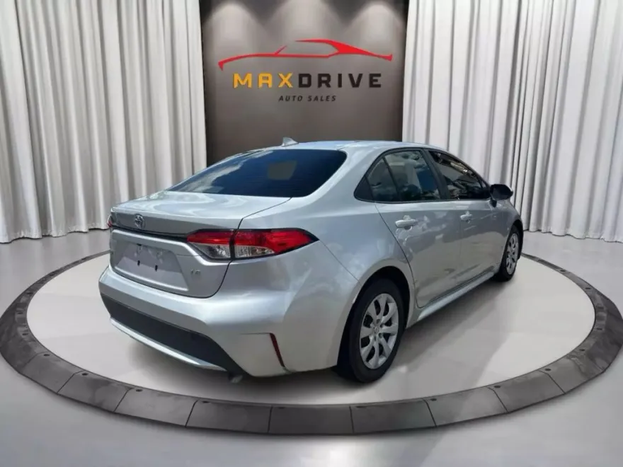 2020 Toyota Corolla LE photo 1