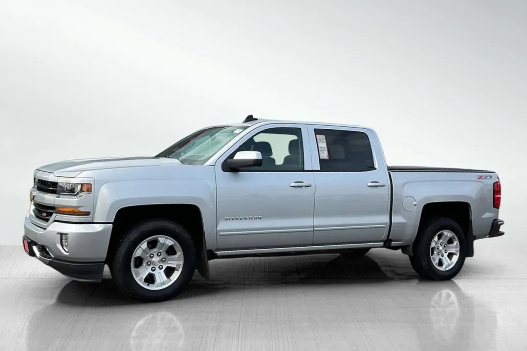 2017 Chevrolet Silverado LT photo 1