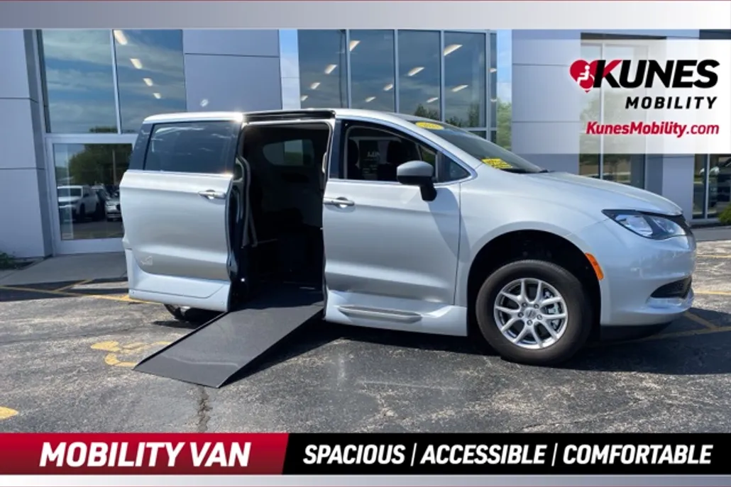 2023 Chrysler Voyager photo 1