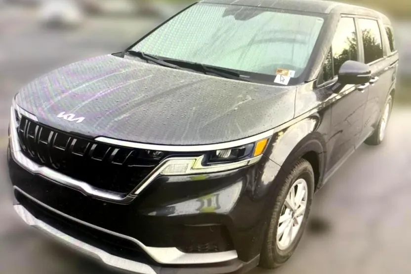 2023 Kia Carnival LX photo 1