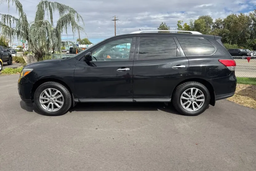 2016 Nissan Pathfinder SV photo 1